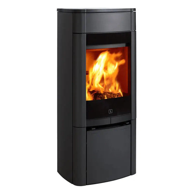 Ein Kaminofen steht in der linken Ecke in einem hellrosa Zimmer.